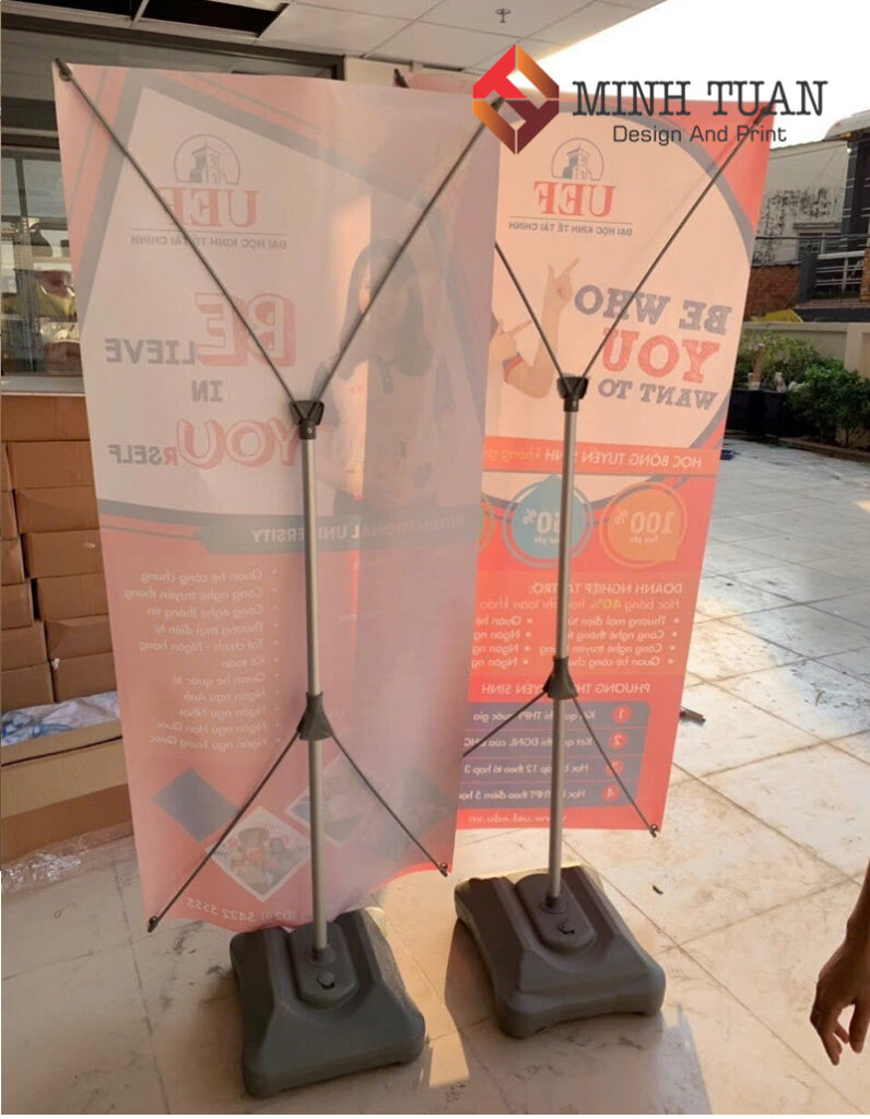 Standee Đế Nhựa Đổ Nước Ngoài Trời